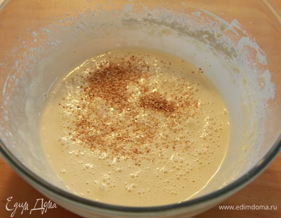 Добавляем лимонную цедру. Тесто аккуратно перемешиваем.