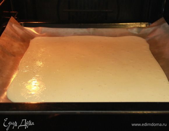 Выливаем тесто на противень, застеленный антипригарным ковриком. Выпекаем при 180*С примерно 8-9 минут.