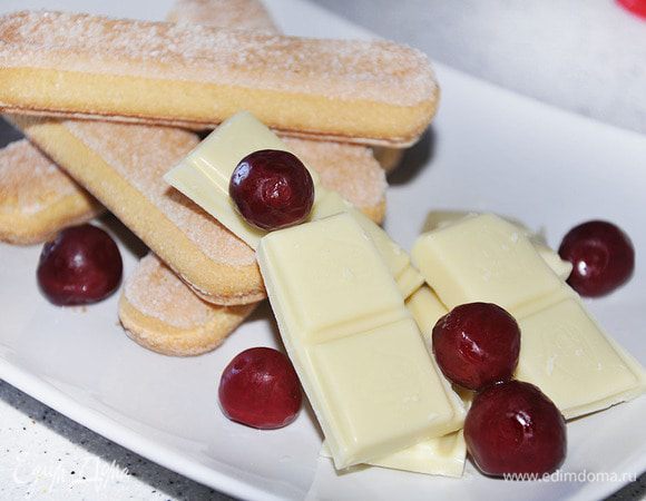 Печенье окунать в молоко (комнатной температуры) и укладывать на блюдо. Сверху крем: взбить сливки с сахарной пудрой до густого состояния. добавить сыр. Выложить вишню. Еще слой печенья и снова крем. 