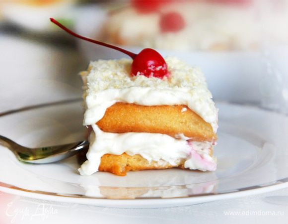 Посыпать тертым шоколадом и украсить коктейльной вишней.