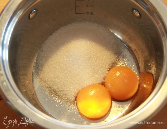 Бисквит остывает, и можно взяться за крем. Смешиваем желтки и сахар, 