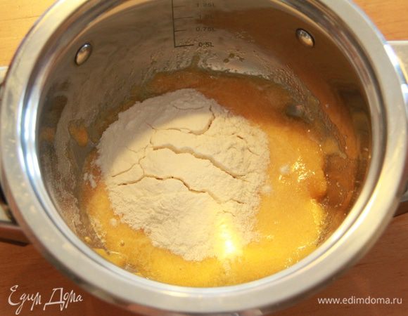 добавляем муку, размешиваем.