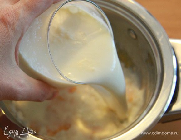 Добавляем горячее молоко, тщательно размешиваем, чтобы не было комочков. 