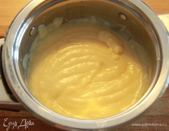 Ставим на огонь посуду с этой массой и варим несколько минут, постоянно помешивая, пока крем не загустеет. Крем слегка остудить.