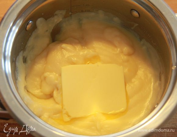 Добавляем в крем сливочное масло, взбиваем.