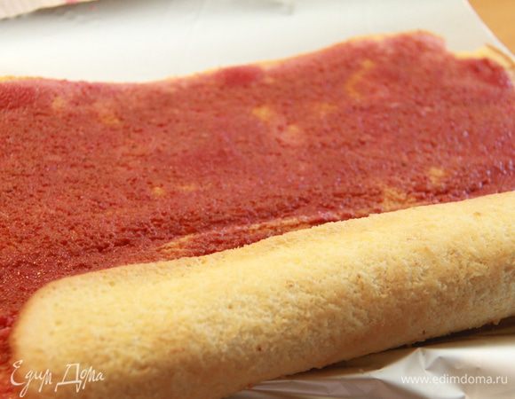 Остывший бисквит аккуратно разворачиваем и пропитываем ликёром.