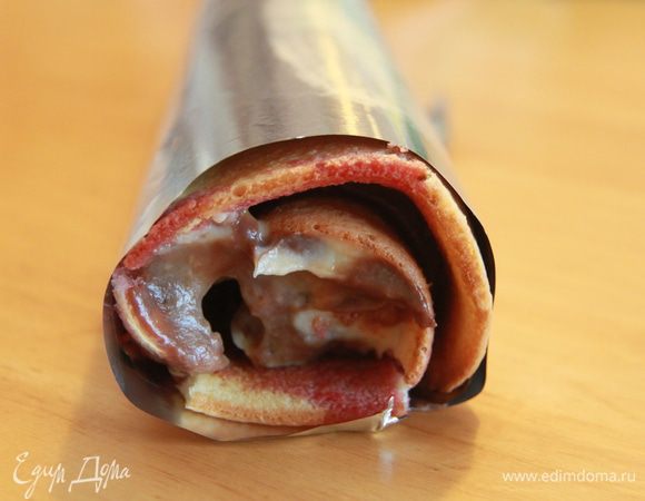 Аккуратно сворачиваем наш рулет. Оставляем в холодильнике на пару часов, чтобы крем схватился, а бисквит пропитался.