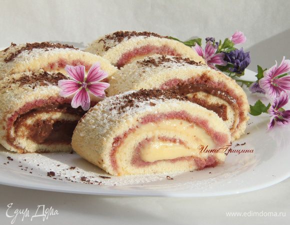 Рулет разрезаем на порционные куски. Посыпаем сахарной пудрой и шоколадной крошкой. Мууур, как вкусно!