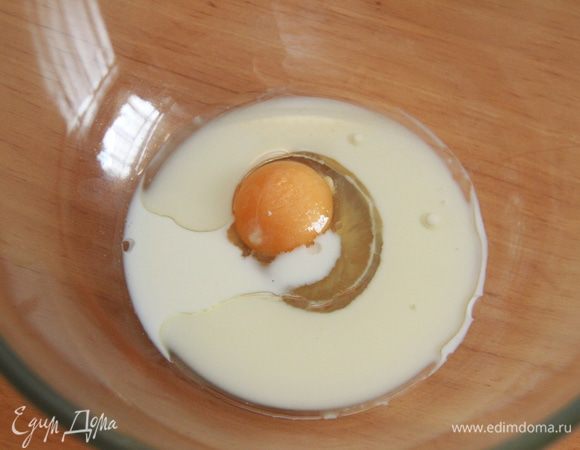 Сделаем тесто. Соединяем яйцо, молоко, масло, сахар.