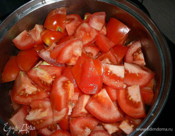 Заранее позаботьтесь о томатном пюре. Если вы приобрели готовое,  переходите к следующему шагу, если свежие помидоры — читайте дальше. Помидоры мелко нарежьте и поставьте на средний огонь, тушите до мягкости.
