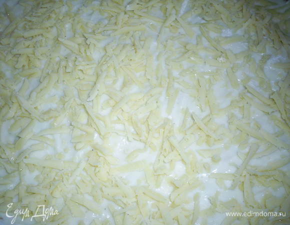 Затем снова лаваш и все повторяется. Таким образом сформируйте лазанью. Последним должен быть лист лаваша, смазанный слоем соуса бешамель. Посыпьте лазанью тертым сыром и отправьте в разогретую до 180°C духовку на 30 минут. Следите, чтобы сыр не сгорел.