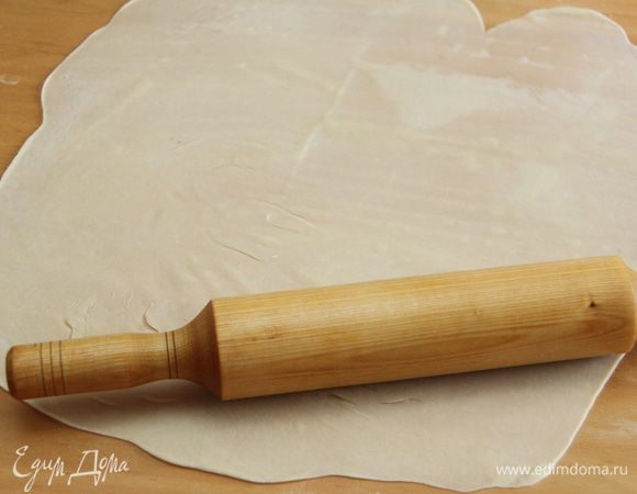 Раскатываем тесто довольно тонко, примерно 2 мм толщиной.