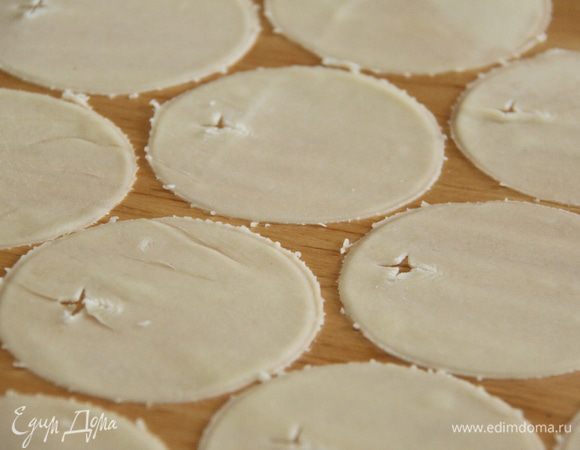 Стаканом вырезаем круги (у меня диаметром 8 см). С одной стороны круга делаем надрез.