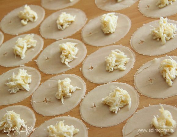 Начинку выкладываем на противоположную от разреза сторону теста.