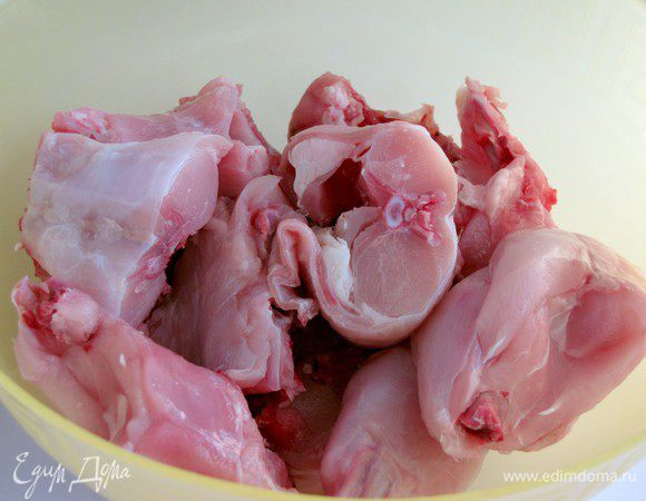 Порезать кролика на порционные кусочки.