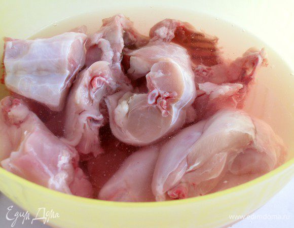 Залить кролика уксусом разбавленным водой (у меня три стакана воды). Оставить мариноваться на час. Уксус сделает мясо кролика более мягким и избавит от специфического запаха.