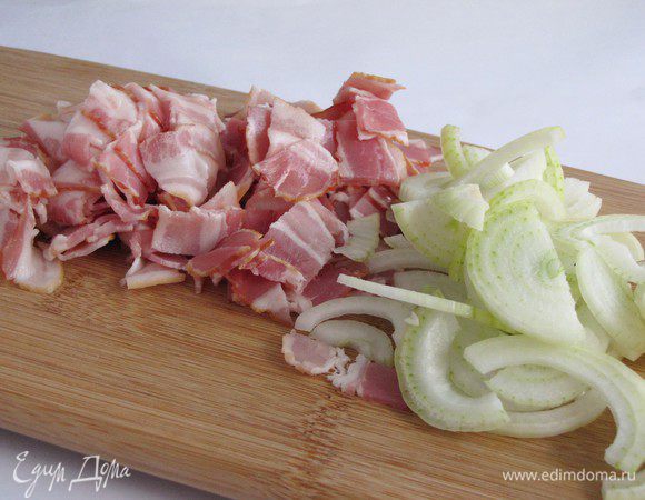 Порезать грудинку небольшими кусочками, лук полукольцами.
