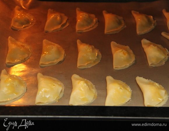 Выкладываем на антипригарный лист. Выпекаем при 180*С примерно 10-12 минут. Время зависит от толщины теста.