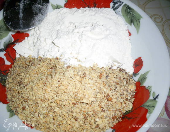 Смешать муку, разрыхлитель и молотый миндаль.