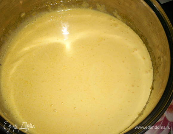 Желтки отделить от белков. Желтки взбить с сахаром и ванилином до побеления.