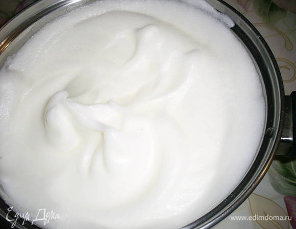 Белки взбить до состояния, когда на пышной пене уже остаются следы от венчиков миксера, но "пики" еще не формируются.