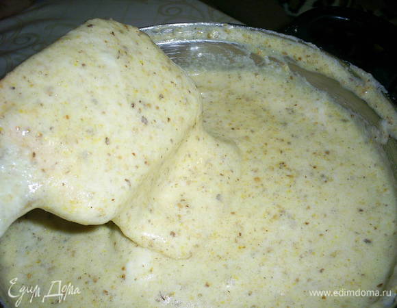 Очень осторожно вводим остальные взбитые белки и перемешиваем лопаткой сверху вниз от края емкости к ее центру.
Мы должны получить очень воздушную массу, тесто стекает с лопатки ленточкой.