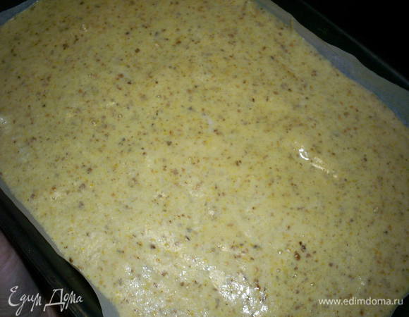 Аккуратно выливаем тесто в форму, застеленную пергаментом. У меня форма 25*35см, можно взять немного побольше. Отправляем в разогретую до 180 градусов духовку на 30 минут. Следите, чтоб бисквит не подгорел. Сначала можно накрыть форму фольгой, а за 10 минут до окончания выпечки снять ее.
Корж переворачиваем дном вверх и охлаждаем.