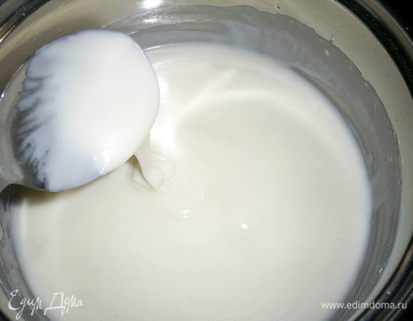 Сахарную пудру тщательно смешаем с коньяком, эссенцией и соком до полной однородности.