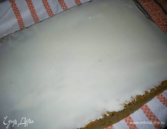 Бисквитный корж покрываем приготовленной глазурью ...