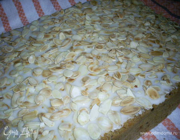 ... и посыпаем лепестками миндаля.