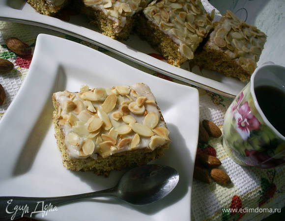 Разрезаем наш бисквит на порции. При подаче пирожные выложите на блюдо. Заварите крепкий чай или кофе и можете звать дегустаторов. Приятного аппетита!!!