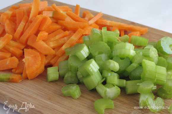 Морковь порезать брусочками, сельдерей пластинками.