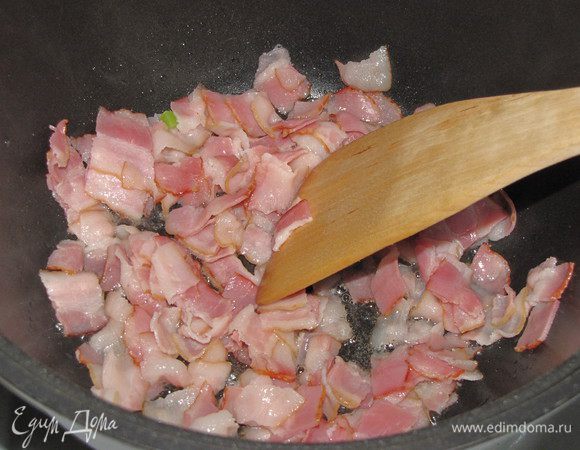 В сотейнике разогреть оливковое масло, положить грудинку и быстро ее обжарить. 