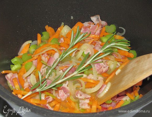 Добавить морковь, сельдерей и травы, влить куриный бульон или воду и готовить 10 минут. Снять овощи с огня.