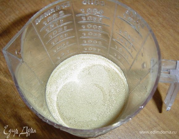 Сухие дрожжи помещаем в теплую воду, размешиваем и оставляем в теплом месте на 15 минут.