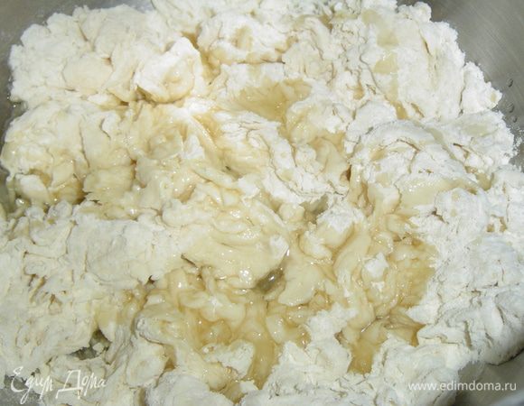 Затем добавляем оливковое масло и вымешиваем тесто. 