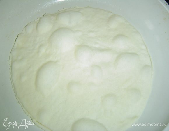 Обжариваем лепешки с двух сторон на сковороде с антипригарным покрытием.