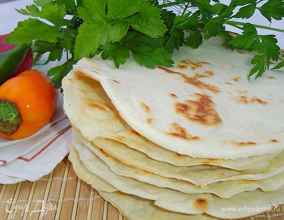Вот и все примудрости. Лепешки можно употреблять как хлеб, а можно и как закуску, завернув в них предварительно сыр, мясо или овощи.