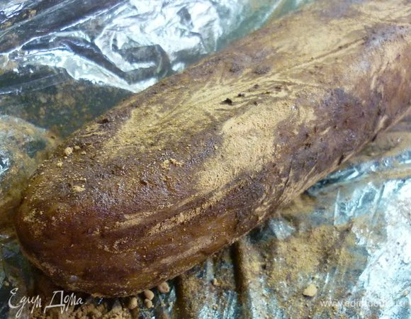 Достаем колбаски из холодильника, посыпаем со всех сторон какао или в другой посыпке. Я использовала какао, ореховую крошку и соль. Заматываем обратно в пленку и убираем в холодильник еще на 1 час.
