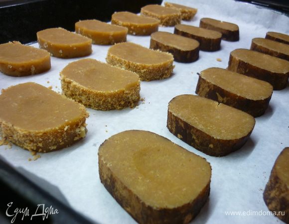 Достаем колбаски, разрезаем на ровные диски 1-1.5 см в диаметре, слегка придавливаем центр пальцем, выпекаем 15 минут (не больше!) в разогретой до 180 гр духовке.
Приятного аппетита!