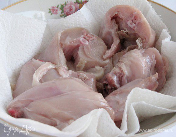 Вынуть кролика из маринада, обсушить бумажными полотенцами.