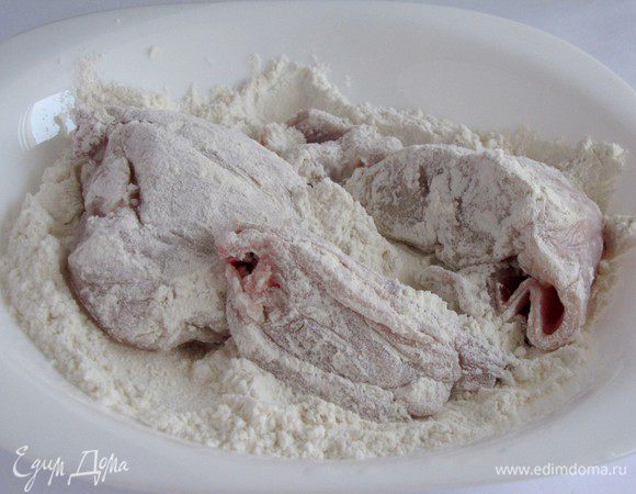 Обвалять каждый кусочек в муке.