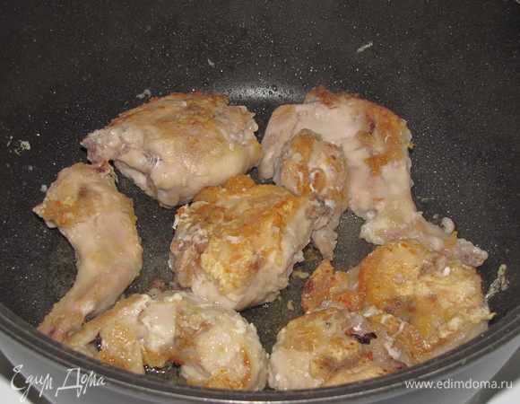 Разогреть в сковороде оливковое масло и обжарить кусочки кролика с обоих сторон до золотистого цвета. Я это сделала в два приема.