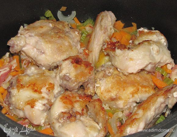 Обжаренного кролика выложить к овощам в сотейник.