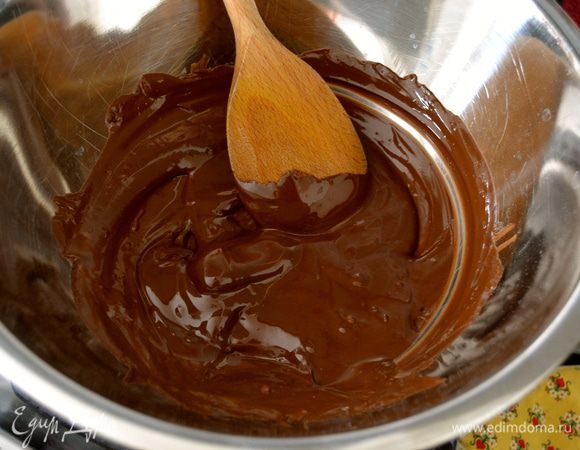 В кастрюльку набрать немного воды и поставить сверху жаростойкую миску, так как весь процесс приготовления теста будет осуществляться на водяной бане! Первым делом положить в миску поломанный шоколад и растопить. 