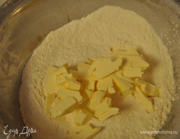 Готовим тесто. Муку перетереть с маслом крошку