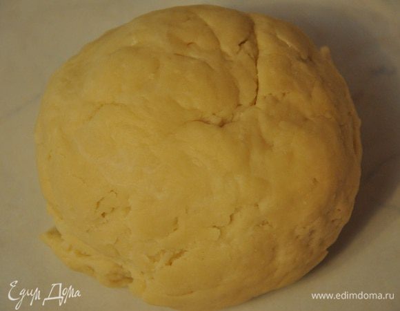 Добавить яйцо и желток, щепотку соли, и замесить тесто, скатать в шар и холодильник на полчаса