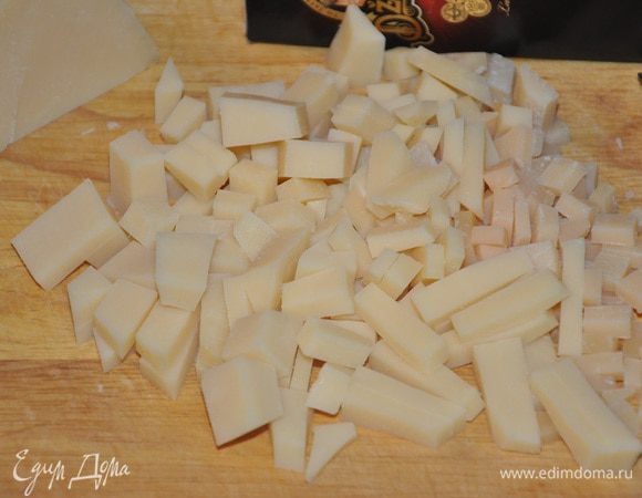 Сыры нарезать кубиками