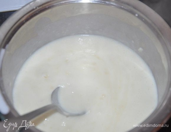 Добавить муку, перемешать, влить немного молока, тщательно перемешать, чтобы не было комочков, еще раз влить оставшееся молоко и перемешать.