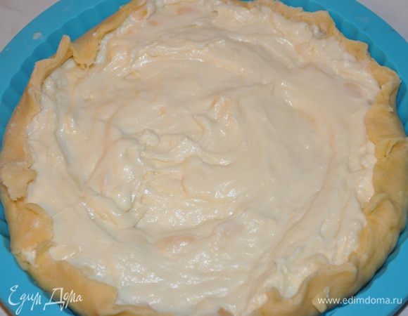 Раскатываем тесто по форме, выливаем начинку